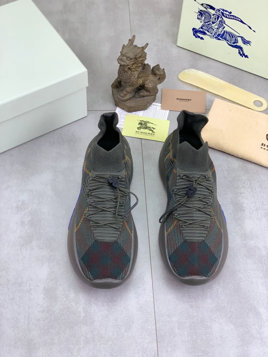 Men's Men's Shoes 💰P620 💰【New Style】Top Version 🆘【Burberry】New Burberry Fly Knit Shoes are now available with perfect workmanship! 🔥Perfect shape and top quality🙈Non-slip and wear-resistant high-end rubber outsole👣Versatile and comfortable shoes, standard size: 39-45 (customized 38-46) 2️⃣colors available Top-quality packaging